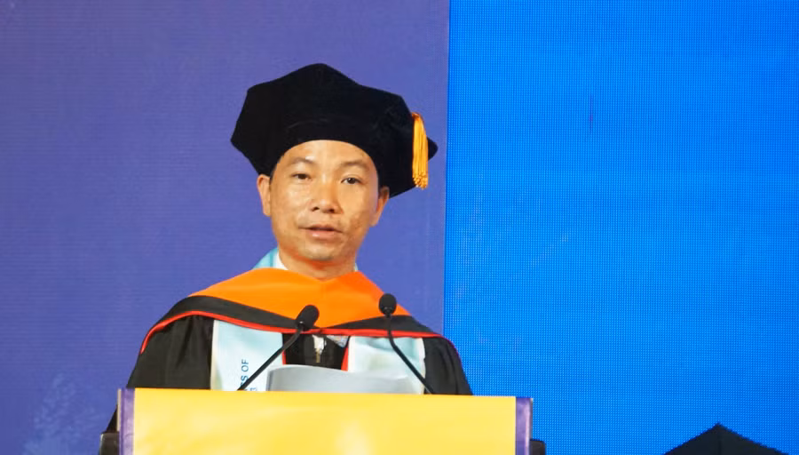 TS Lê Viết Quốc kể về chuyện học tập thời phổ thông. Ảnh: Mạnh Tùng