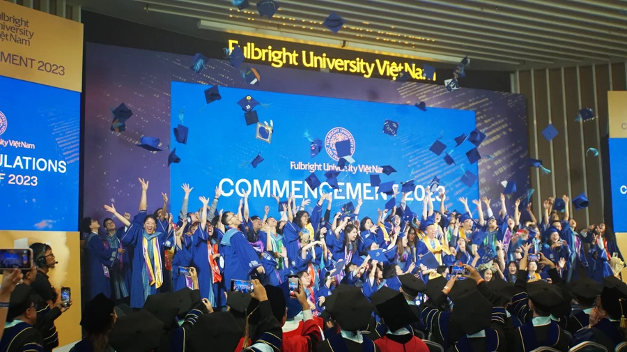 72 tân cử nhân đầu tiên của Trường ĐH Fulbright Việt Nam. Ảnh: Mạnh Tùng