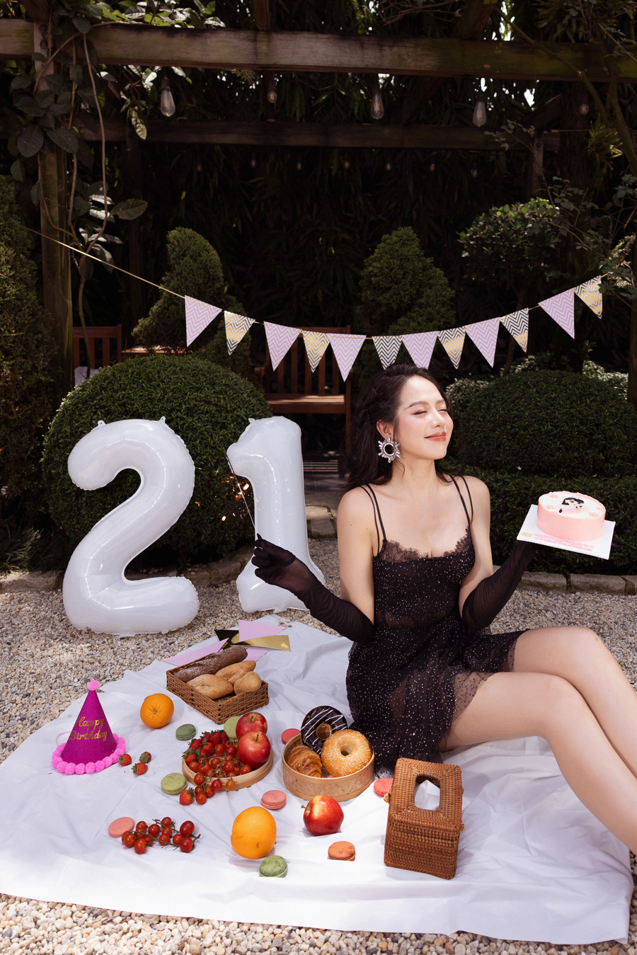 Ngoài ra, nàng hậu đang tích cực rèn luyện thêm các kỹ năng để sẵn sàng đại diện Việt Nam tại cuộc thi nhan sắc quốc tế trong tương lai.