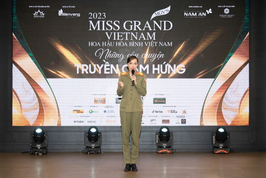 Thí sinh Trần Thị Tú Quyên để lại ấn tượng mạnh mẽ khi xuất hiện với bộ quân phục. Thí sinh Trần Thị Tú Quyên để lại ấn tượng mạnh mẽ khi xuất hiện với bộ quân phục.