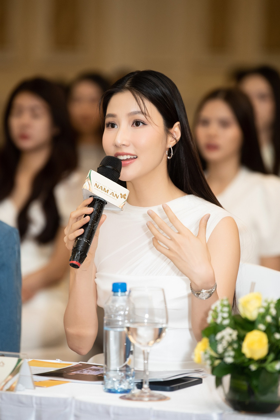 Giám khảo - diễn viên Diễm My 9x. Giám khảo - diễn viên Diễm My 9x.