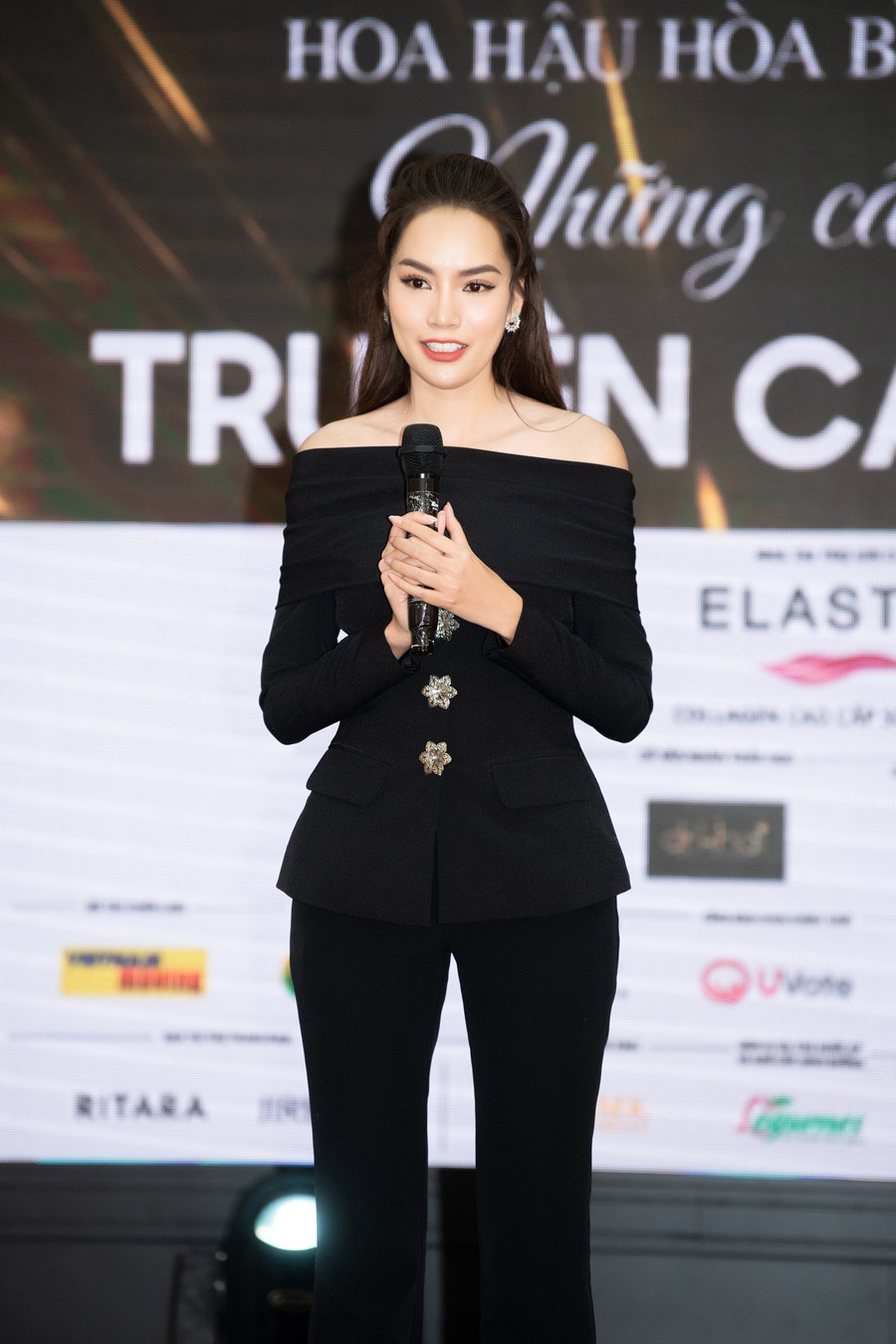 Thí sinh Lê Hoàng Phương gây xúc động với nhiều dự án cho trẻ em và người vô gia cư. Thí sinh Lê Hoàng Phương gây xúc động với nhiều dự án cho trẻ em và người vô gia cư.