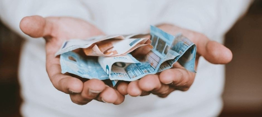 Trong khi học phí tại các trường đại học Phần Lan miễn phí cho sinh viên đến từ Phần Lan và các nước EU khác, học phí cho sinh viên quốc tế dao động từ €6.000-€16.000 mỗi năm.