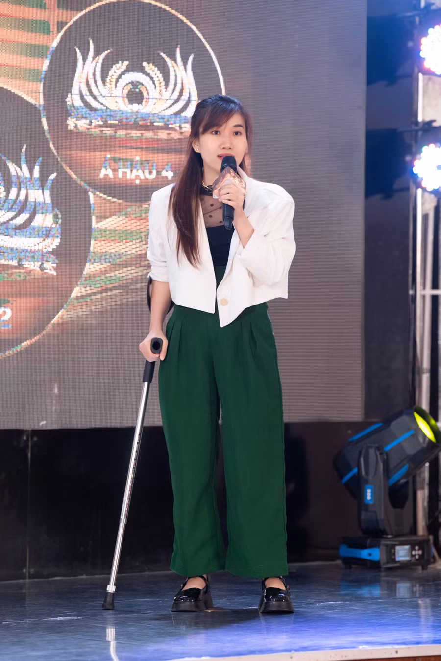 Thí sinh tuy có khiếm khuyết về ngoại hình Kimberly Hoàng gây ấn tượng mạnh mẽ tới Ban giám khảm.