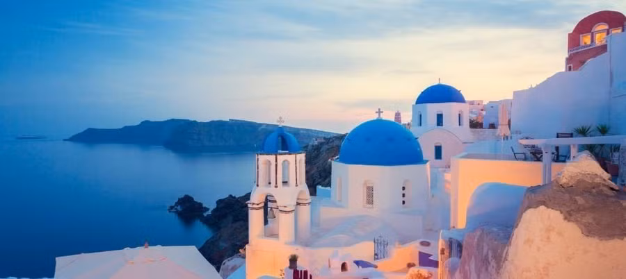 Hy Lạp cung cấp nhiều cơ hội học bổng cho sinh viên của mình, một số cơ hội trên toàn quốc (như những cơ hội được cung cấp bởi Quỹ học bổng nhà nước Hy Lạp).