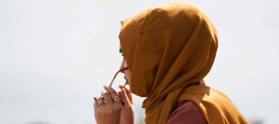 Các nước Trung Đông nhìn chung khá bảo thủ, do đó phụ nữ được khuyến khích ăn mặc giản dị hơn.