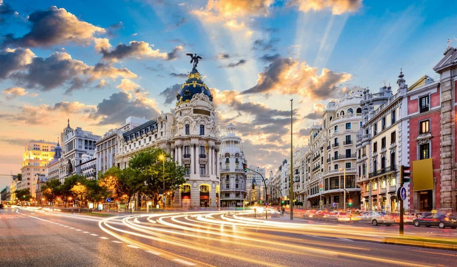 Việc đi lại sẽ không thành vấn đề nếu bạn học ở Madrid.