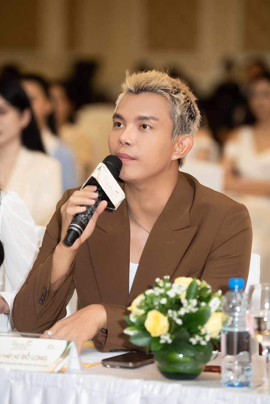 Giám khảo - NTK Đỗ Long. Giám khảo - NTK Đỗ Long.