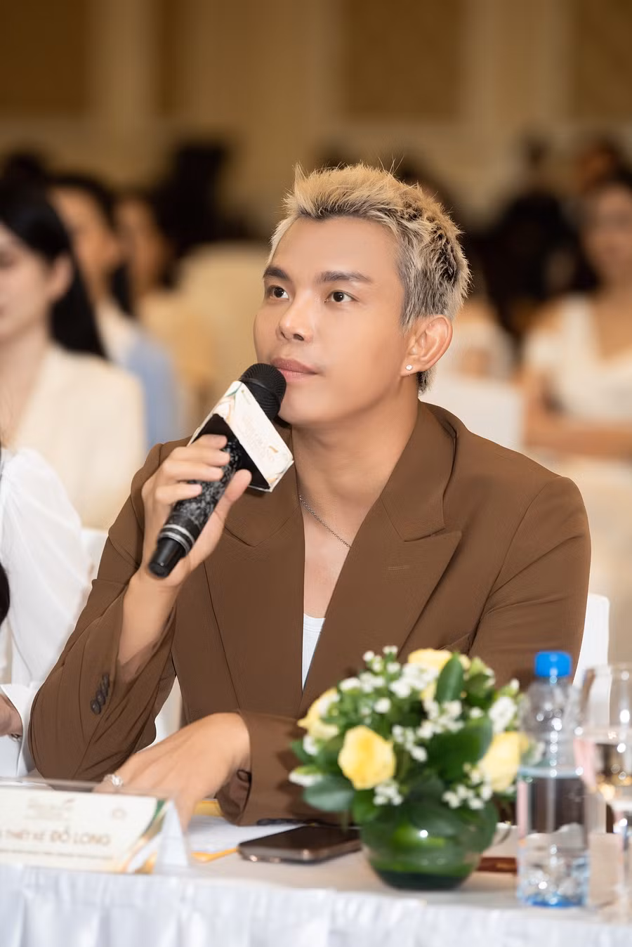 Giám khảo - NTK Đỗ Long. Giám khảo - NTK Đỗ Long.