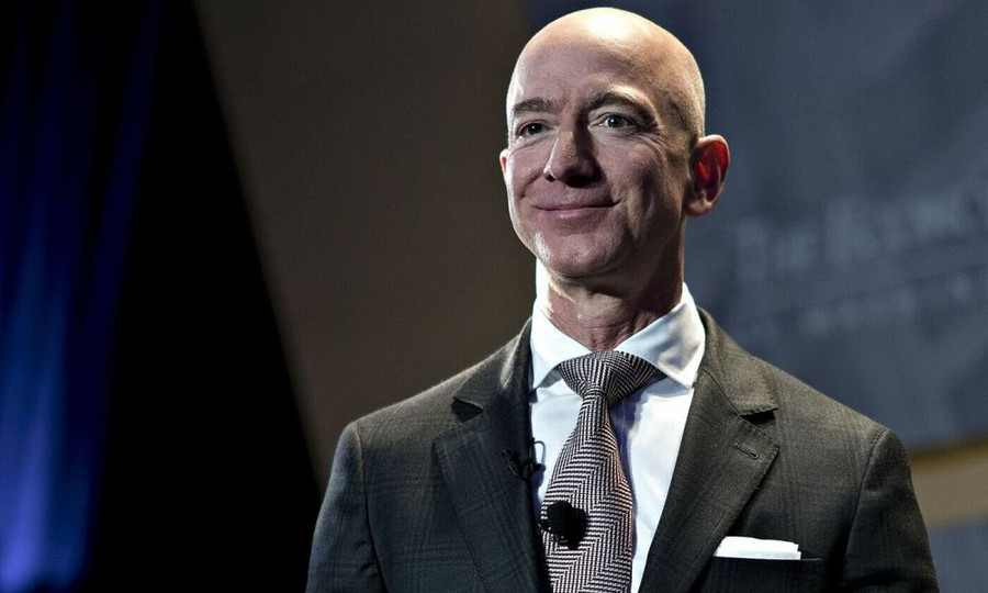 Jeffrey Preston Bezos là doanh nhân, nhà tư bản công nghiệp, trùm truyền thông và nhà đầu tư người Mỹ. Bezos được biết đến như là người sáng lập, CEO và Chủ tịch Hội đồng quản trị công ty công nghệ đa quốc gia Amazon. Jeffrey Preston Bezos là doanh nhân, nhà tư bản công nghiệp, trùm truyền thông và nhà đầu tư người Mỹ. Bezos được biết đến như là người sáng lập, CEO và Chủ tịch Hội đồng quản trị công ty công nghệ đa quốc gia Amazon.