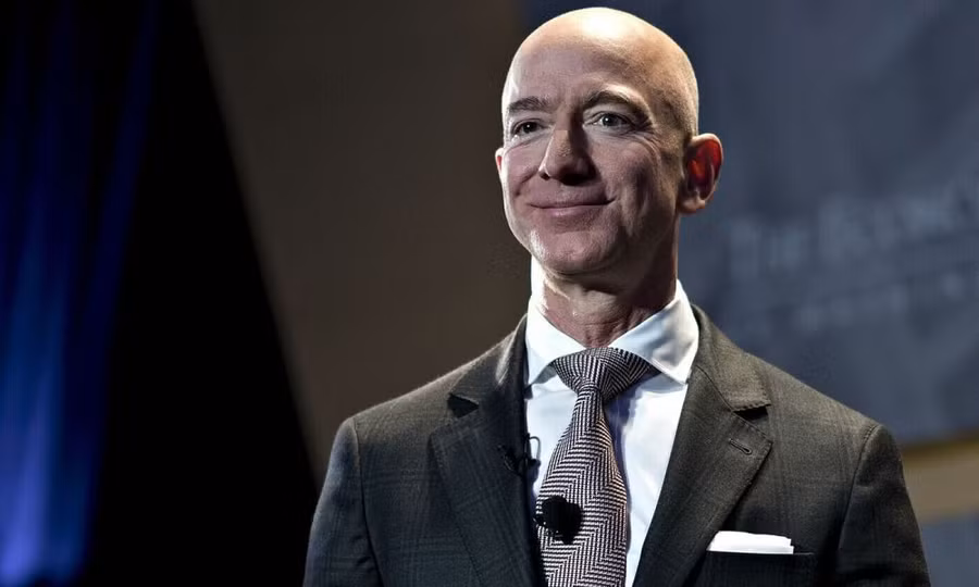 Jeffrey Preston Bezos là doanh nhân, nhà tư bản công nghiệp, trùm truyền thông và nhà đầu tư người Mỹ. Bezos được biết đến như là người sáng lập, CEO và Chủ tịch Hội đồng quản trị công ty công nghệ đa quốc gia Amazon.
