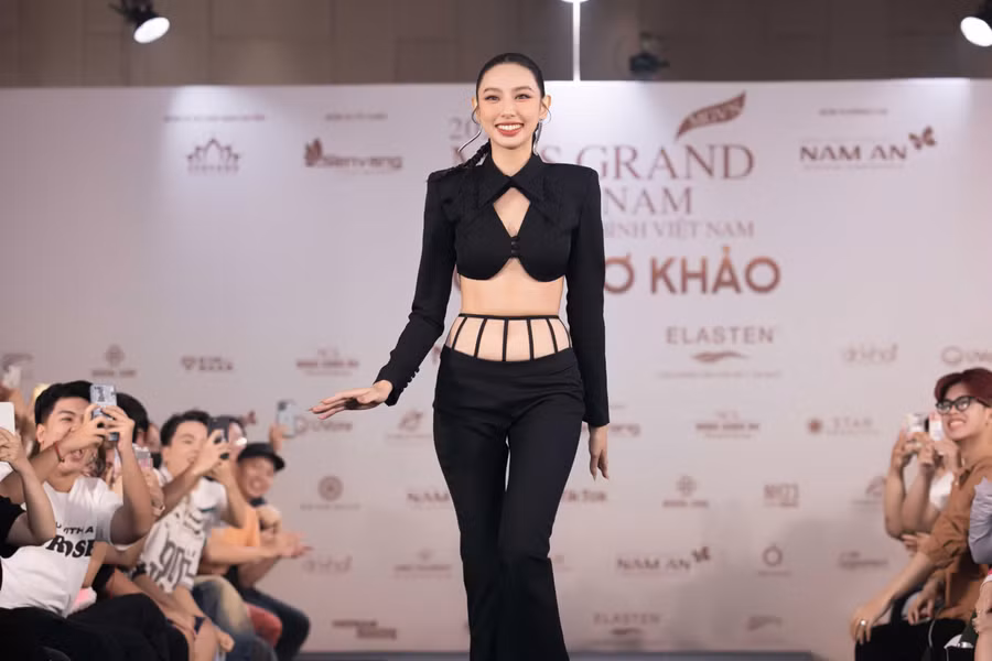 Miss Grand International 2021 Nguyễn Thúc Thùy Tiên - Thành viên Ban giám khảo.