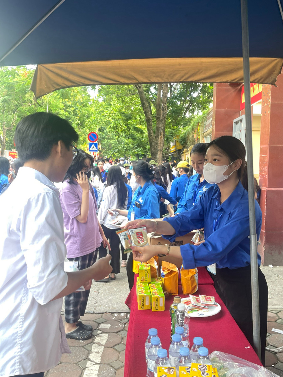 Tham gia đồng hành cùng chương trình “Tiếp sức mùa thi” 2023 năm nay còn có sự tham gia đồng hành, hỗ trợ của nhiều mạnh thường quân, công ty, doanh nghiệp về tinh thần và vật chất nhằm hỗ trợ tốt nhất tâm lý cho các sĩ tử của kỳ thi.