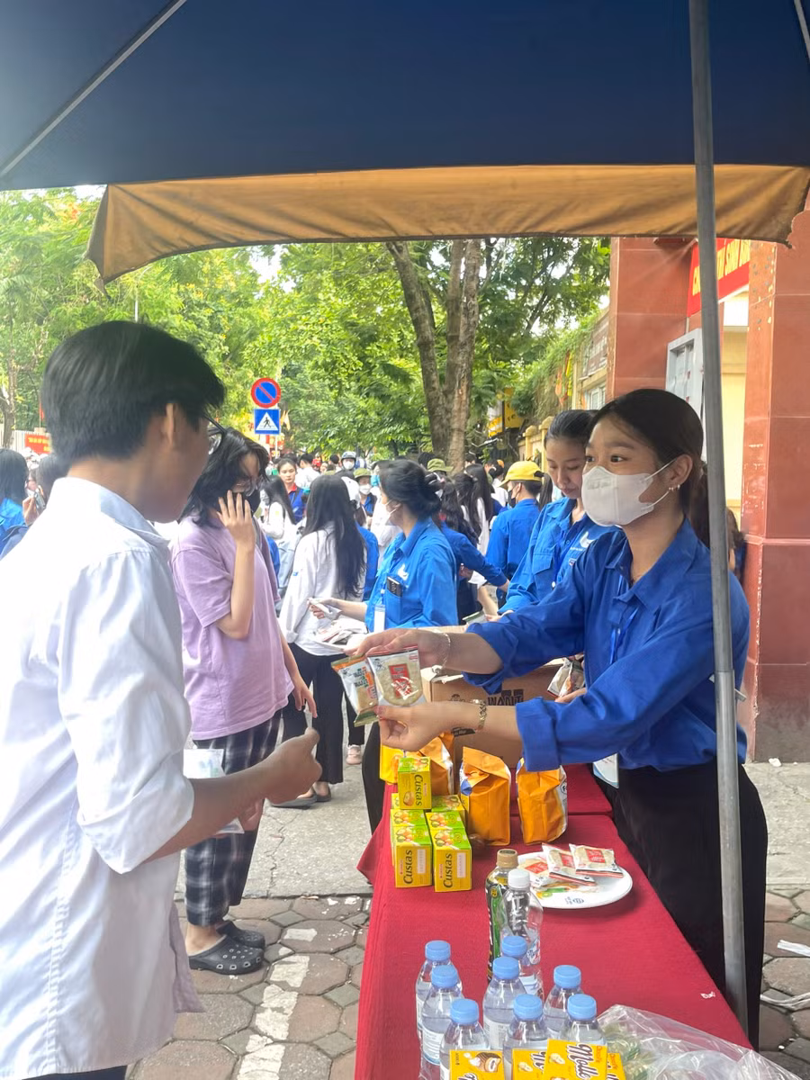 Tham gia đồng hành cùng chương trình “Tiếp sức mùa thi” 2023 năm nay còn có sự tham gia đồng hành, hỗ trợ của nhiều mạnh thường quân, công ty, doanh nghiệp về tinh thần và vật chất nhằm hỗ trợ tốt nhất tâm lý cho các sĩ tử của kỳ thi. Tham gia đồng hành cùng chương trình “Tiếp sức mùa thi” 2023 năm nay còn có sự tham gia đồng hành, hỗ trợ của nhiều mạnh thường quân, công ty, doanh nghiệp về tinh thần và vật chất nhằm hỗ trợ tốt nhất tâm lý cho các sĩ tử của kỳ thi.