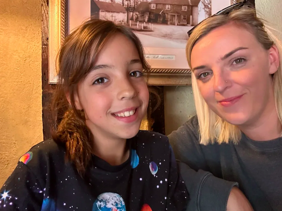 Evie Numan chụp cùng mẹ - Gemma Morris. Evie Numan chụp cùng mẹ - Gemma Morris.