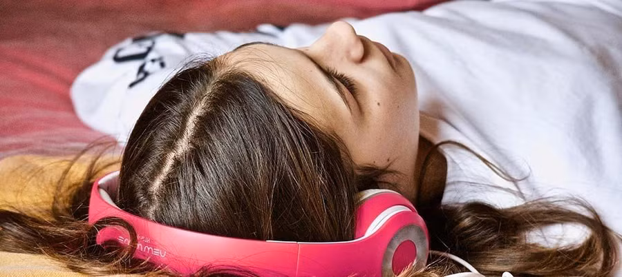 Tăng độ khó bằng cách thử nghe podcast hoặc chương trình phát thanh bằng tiếng Anh.