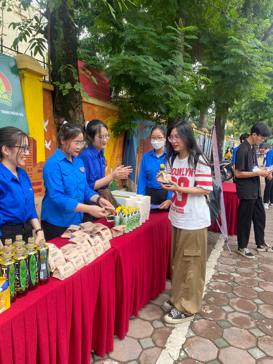 Hình ảnh 1 sĩ tử được tặng bánh và nước uống sau khi ra khỏi phòng thi.