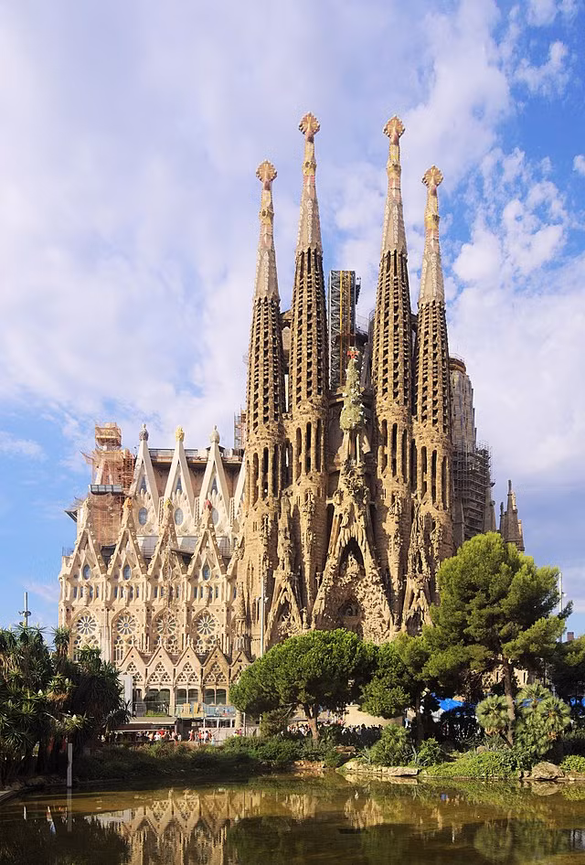 Vương cung thánh đường Nhà thờ ngoại hiệu Thánh Gia, thường được gọi Sagrada Família, là một nhà thờ Công giáo lớn đang xây tại Barcelona, Catalunya, Tây Ban Nha.