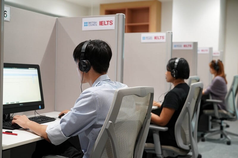 Các thí sinh thi hình thức thi IELTS trên máy tính. Các thí sinh thi hình thức thi IELTS trên máy tính.