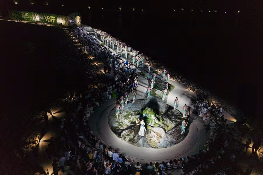 Sàn runway dài gần 100m lấy ý tưởng từ “Sơn kỳ Thuỷ tú”, Vietnam Beauty Fashion Fest được dàn dựng giữa không gian một bên là biển, một bên là núi rừng Hải Giang hùng vĩ.