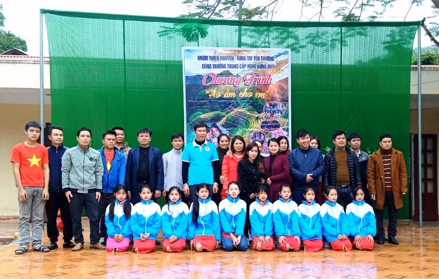 Thầy và trò Trường Tiểu học Mường Chanh (Mường Lát, Thanh Hóa) chụp ảnh lưu niệm với đoàn thiện nguyện.