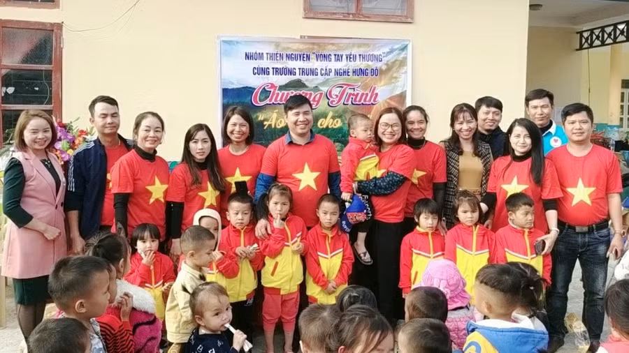 Giáo viên và học sinh Trường Mầm non Mường Chanh chụp ảnh chung cùng thành viên đoàn thiện nguyện.