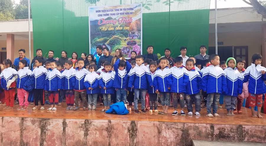 Học sinh Trường Tiểu học Mường Chanh, Mường Lát (Thanh Hóa) nhận áo ấm do đoàn thiện nguyện trao tặng.