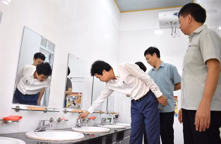 Đoàn công tác của Bộ GD&amp;ĐT khảo sát thực trạng nhà vệ sinh trường học trên địa bàn tỉnh Nam Định.