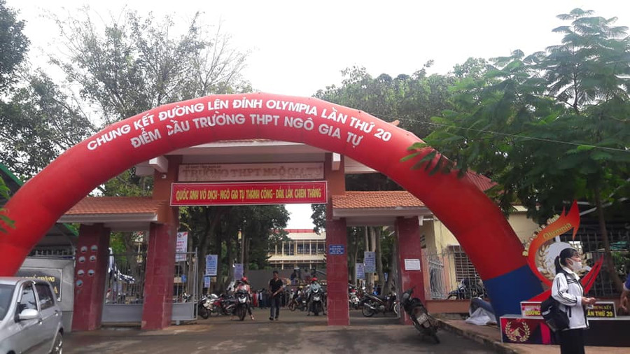Cổng trường Ngô Gia Tự, nơi diễn ra cầu truyền hình trận chung kết đường lên đỉnh Olympia 2020