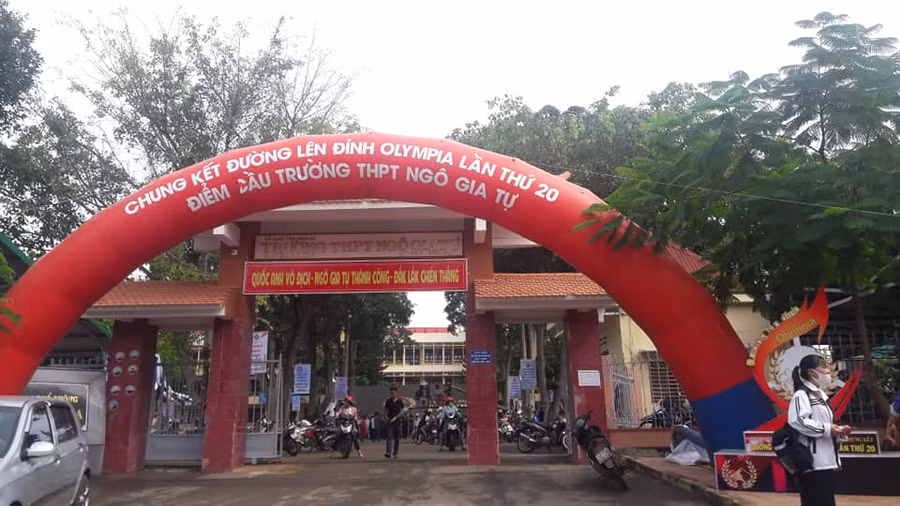 Cổng trường Ngô Gia Tự, nơi diễn ra cầu truyền hình trận chung kết đường lên đỉnh Olympia 2020