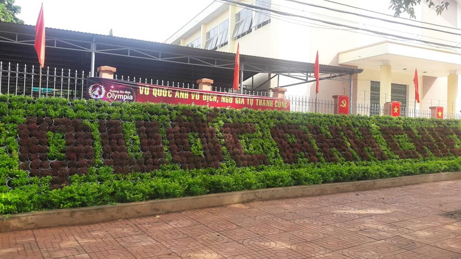 Băng rôn cổ động cho nhà leo núi Vũ Quốc Anh.