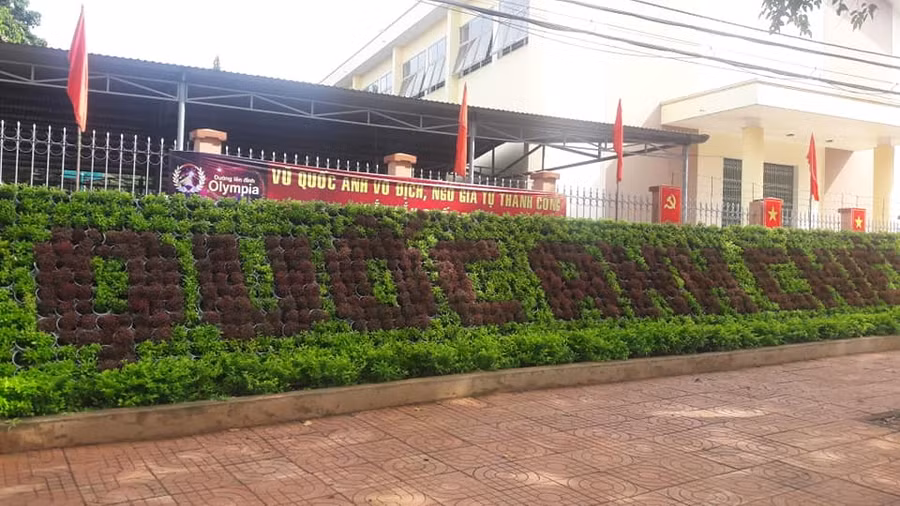 Băng rôn cổ động cho nhà leo núi Vũ Quốc Anh.