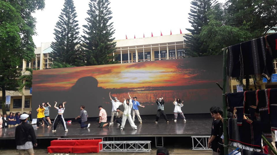 Tập dượt cho buổi truyền hình trực tiếp.