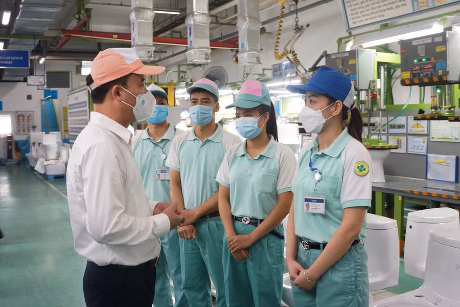 Tổng Giám đốc BHXH Việt Nam Nguyễn Thế Mạnh kiểm tra việc hỗ trợ người lao động tại Công ty TNHH ToTo Việt Nam