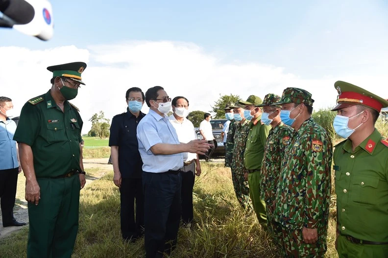 Thủ tướng Phạm Minh Chính kiểm tra công tác phòng, chống dịch COVID-19 trên tuyến biên giới Tây Nam, khu vực Đồn Biên phòng Vĩnh Ngươn, Bộ đội Biên phòng tỉnh An Giang, ngày 9/5. - Ảnh: VGP