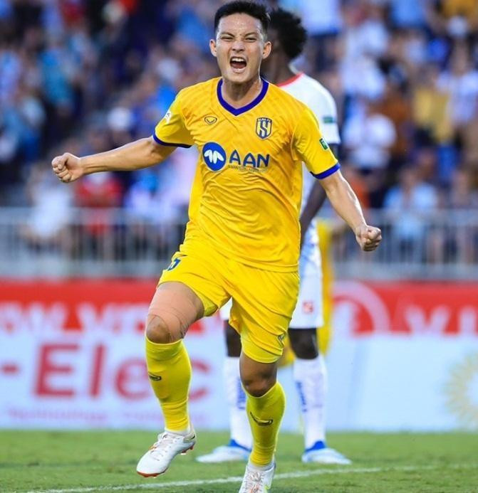 Văn Khánh ghi bàn góp công giúp SLNA thắng cách biệt Hải Phòng. Văn Khánh ghi bàn góp công giúp SLNA thắng cách biệt Hải Phòng.