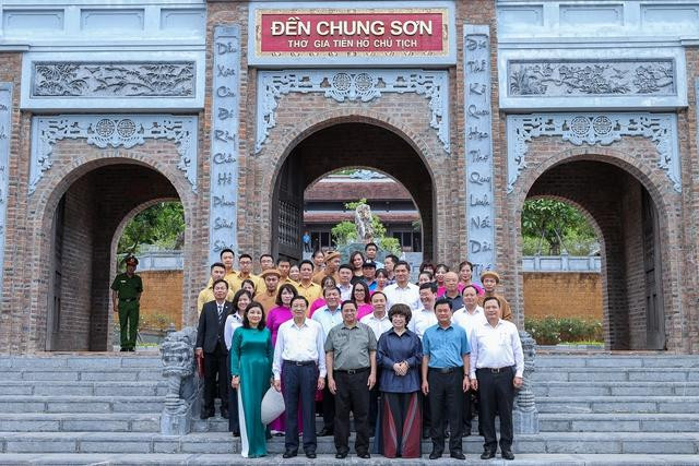 Thủ tướng dâng hương tưởng niệm Chủ tịch Hồ Chí Minh, tri ân anh hùng, liệt sĩ tại các ‘địa chỉ đỏ’ ở Nghệ An - Ảnh 8.