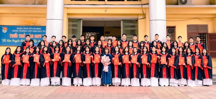 Học sinh lớp 12A9, Trường THPT Đào Duy Từ (TP Thanh Hóa) trong buổi chụp ảnh kỷ yếu. (Ảnh: NTCC)