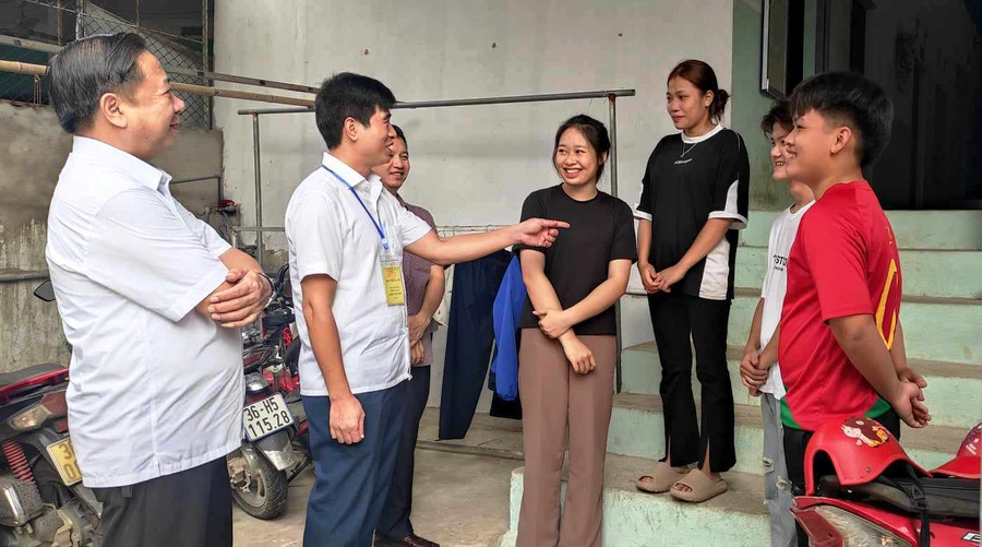 Lãnh đạo huyện Quan Hóa đến nhà trọ miễn phí động viên các thí sinh tự tin vượt qua kỳ thi. (Ảnh: Thế Lượng)