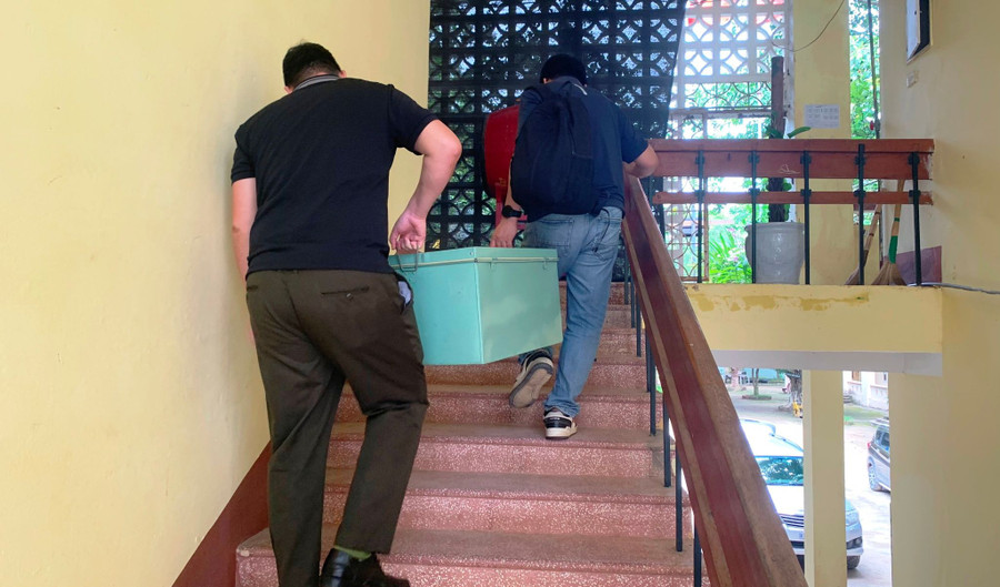 Vận chuyển đề thi lên phòng bảo quản ở Trường THPT Mường Lát (Ảnh: HĐ)