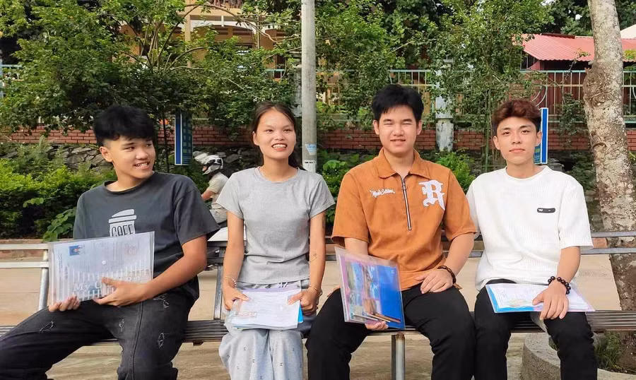 Thí sinh Hà Thanh Bình (áo trắng) tự tin trước khi bước vào buổi thi thứ 3. (Ảnh: Thế Lượng).