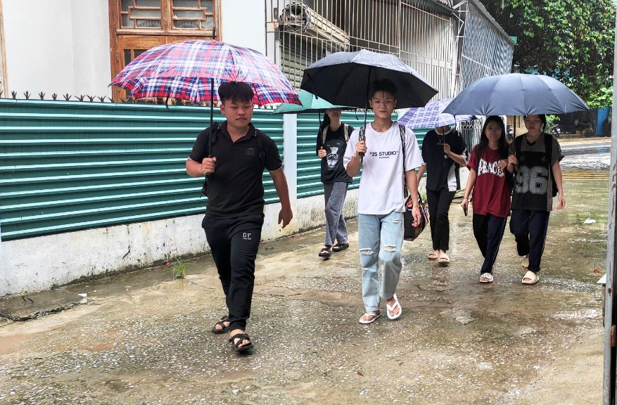 Một số thí sinh thuộc Trường THCS&THPT Quan Hóa (nhà cách Điểm thi hơn 40 km) đến phòng trọ của nhà dân tại thị trấn Hồi Xuân (Quan Hóa, Thanh Hóa) để ở miễn phí trong những ngày diễn ra kỳ thi. Ảnh: Thế Lượng. Một số thí sinh thuộc Trường THCS&THPT Quan Hóa (nhà cách Điểm thi hơn 40 km) đến phòng trọ của nhà dân tại thị trấn Hồi Xuân (Quan Hóa, Thanh Hóa) để ở miễn phí trong những ngày diễn ra kỳ thi. Ảnh: Thế Lượng.