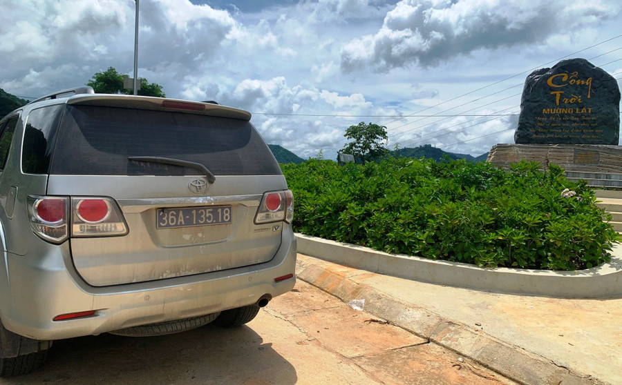 Xe vận chuyển đề thi của huyện Mường Lát lên đến địa điểm &apos;Cổng trời&apos;. (Ảnh: HĐ)