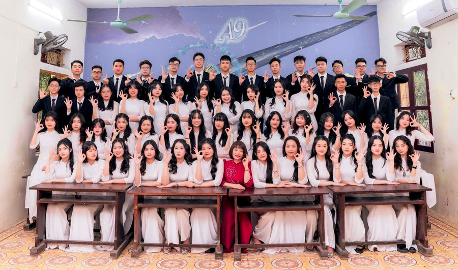 Cô giáo và học trò lớp 12A9, trường THPT Đào Duy Từ (TP Thanh Hóa) cùng nhau chụp ảnh lưu niệm năm cuối cấp. (Ảnh: NTCC)