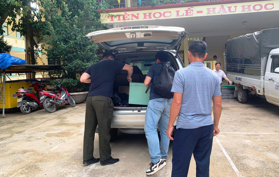 Đề thi về đến Điểm thi Trường THPT Mường Lát, tỉnh Thanh Hóa. (Ảnh: HĐ)