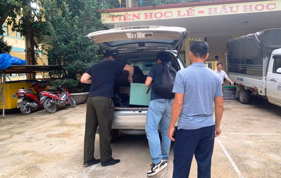 Đề thi về đến Điểm thi Trường THPT Mường Lát, tỉnh Thanh Hóa. (Ảnh: HĐ)