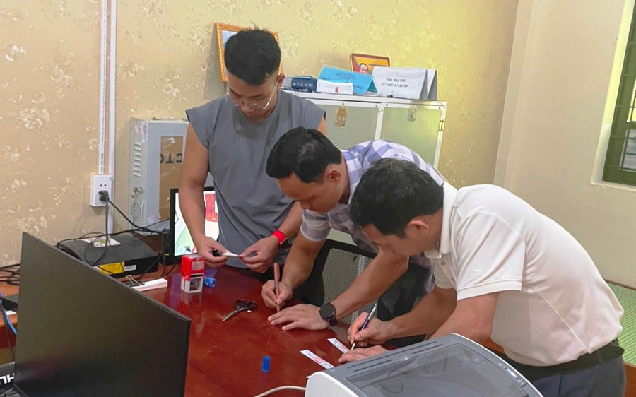 Những người có trách nhiệm cùng ký niêm phong tủ đựng đề thi tại Trường THPT Quan Sơn, tỉnh Thanh Hóa. (Ảnh: HĐ)