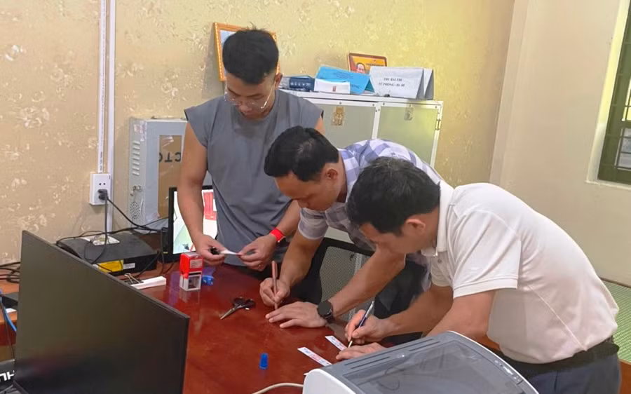 Những người có trách nhiệm cùng ký niêm phong tủ đựng đề thi tại Trường THPT Quan Sơn, tỉnh Thanh Hóa. (Ảnh: HĐ)