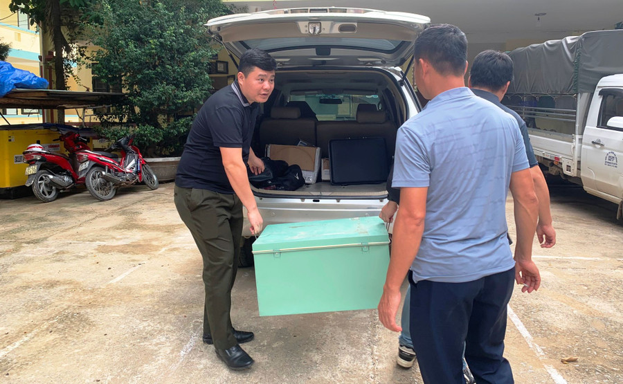 Đề thi tốt nghiệp THPT năm 2024 được vận chuyển an toàn về Điểm thi Trường THPT Mường Lát, tỉnh Thanh Hóa vào chiều ngày 25/6. (Ảnh: HĐ)