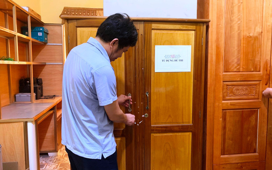 Tủ đựng đề thi được niêm phong và khóa cẩn thận. (Ảnh: HĐ)